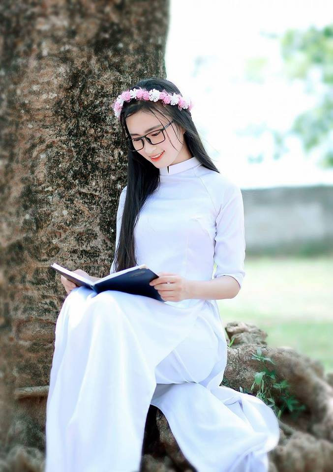 Mỗi người một thần thái, mỗi người một phong cách nhưng tựu chung lại cứ khoác lên mình chiếc áo dài trắng học sinh, các nữ sinh đều "auto xinh" và tự khắc có ảnh đẹp.