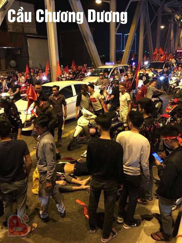 Tối ngày 6/12, sau khi đội tuyển Việt Nam giành vé vào chơi trận chung kết AFF Cup 2018 bằng chiến thắng trước Philippines, hàng triệu người dân Việt Nam đã đổ ra đường ăn mừng tạo nên khung cảnh vô cùng vui tươi.