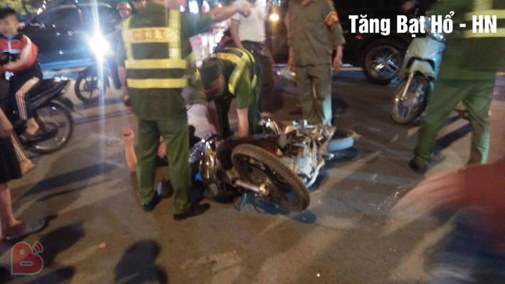 Cụ thể, đã có rất nhiều những trường hợp tai nạn đã xảy ra trong tối ngày 6/12 khiến các lực lượng chức năng phải vất vả giải quyết để tránh ách tắc giao thông.