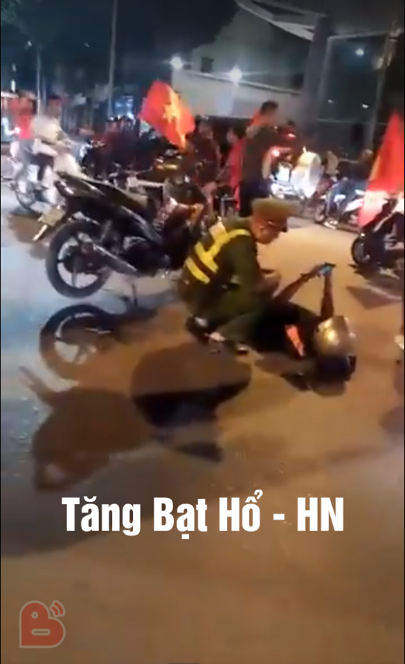 Chính bởi tồn tại những thành phần a dua, đổ ra đường để ăn mừng chiến thắng của các cầu thủ đội tuyển Việt Nam nhưng lại không chấp hành luật an toàn đã dẫn đến những tai nạn đáng tiếc.