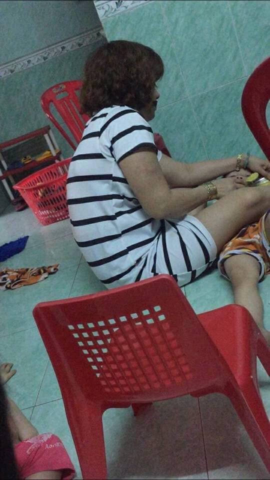 Không chỉ có hành động lột trần, bắt nằm ngửa và đè chân ngang người các cháu bé chỉ chừng 2-3 tuổi mà một trong hai bảo mẫu trên còn dùng tay sốc ngược cổ cháu, tát đôm đốp vào mặt khi có hành động phản kháng không muốn ăn bột.