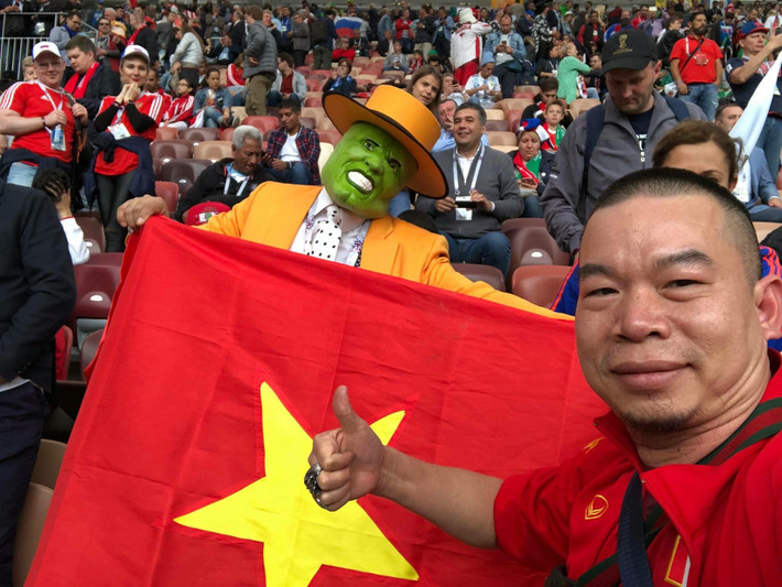 Anh Đường có mặt tại sân vận động Luzhniki nơi diễn ra lễ khai mạc và trận đấu mở màn giữa Nga và Ả Rập Xê-út từ rất sớm và đã lưu lại những khoảnh khắc tuyệt vời trên khán đài sân đấu có sức chứa hơn 8 vạn chỗ ngồi này.