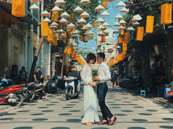Phố Đào Duy Từ với hàng nghìn chiếc nón lá truyền thống của Việt Nam cùng rất nhiều đèn lồng in hình nghệ thuật, mang màu sắc vàng óng đẹp rực rỡ tạo thành một bức tranh đẹp lung linh giữa lòng phố cổ Hà Nội.