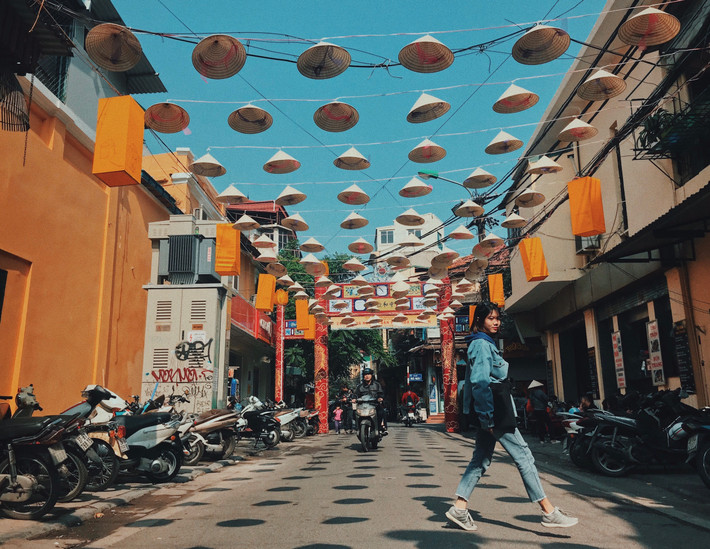 Đặc biệt trong những ngày cuối tháng 11 nắng nhuộm vàng con phố, còn gì bằng khi được tản bộ dưới con phố nón lá có 1-0-2 này và tranh thủ chụp những bức hình check-in.