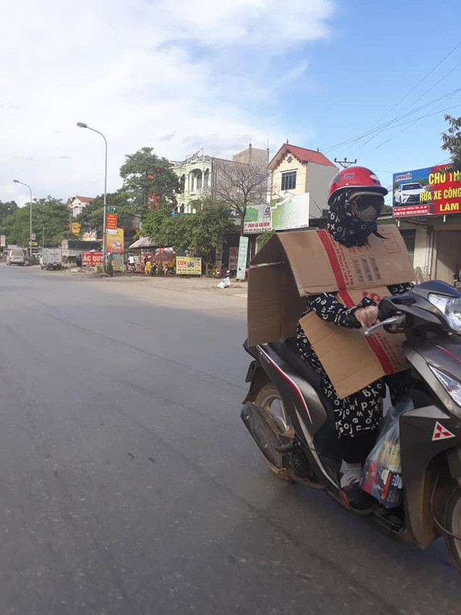 Trên một trang fanpage lớn trên mạng xã hội Facebook, các dân mạng đã chia sẻ về những bức ảnh một người phụ nữ đã sử dụng những tấm bìa cát-tông để làm dụng cụ chống nắng cho mình khi ra đường.