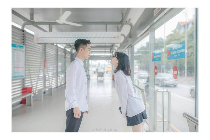 Nói về chuyện tình yêu của mình, cặp đôi học sinh Hà thành này chia sẻ rằng, họ quen nhau vào lớp 10 do vô tình học thêm ở cùng một lớp. Khi cô giáo cho chơi trò chơi, Chí đã dùng hộp sữa Ovantin để miêu tả cô bạn Huyền Trang. Tuy nhiên, khi đó cả hai mới chỉ có ấn tượng thoáng qua về nhau, thậm chí đó còn là ấn tượng không được tốt.