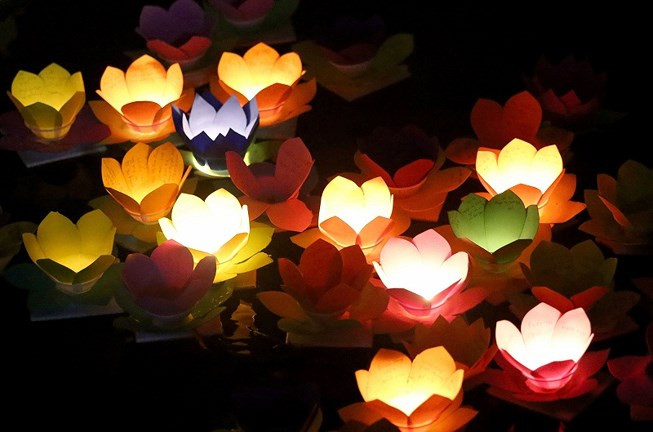 Ngay từ 18h ngày 2/3/208 tức rằm tháng Giêng, hàng ngàn người dân đã đổ về chùa để chuẩn bị tham gia lễ cầu nguyện và thả hoa đăng, cầu cho bản thân và gia đình trong năm mới gặp nhiều may mắn, hạnh phúc.