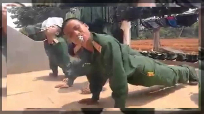 Hút thuốc lá trộm trong doanh trại quân đội, các tân binh nhà ta phải ngậm một bó thuốc khoảng chục điếu vừa chống đẩy vừa rít thuốc.
