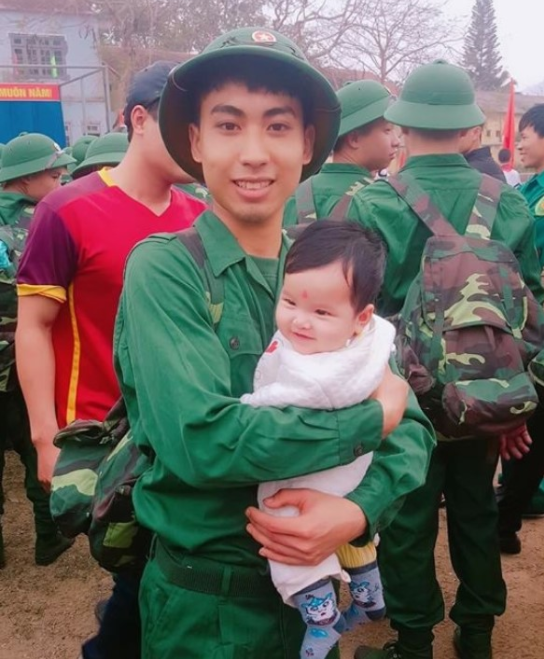Xúc động hơn khi có cả những em nhỏ đến tiễn người thân của mình và những cái bế, những nụ hôn đã được những tân binh trao về cho những thiên thần bé.