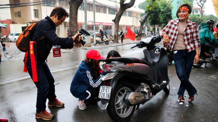 Dù thời tiết Hà Nội lúc này là không tốt, mưa lất phất và khá lạnh nhưng nhiều CĐV đã có mặt rất sớm để vào sân. Họ chuẩn bị cho mình những chiếc Quốc kì, băng rôn và những chiếc sticker để cổ vũ cho đội tuyển U23 Việt Nam thi đấu tại Trung Quốc.