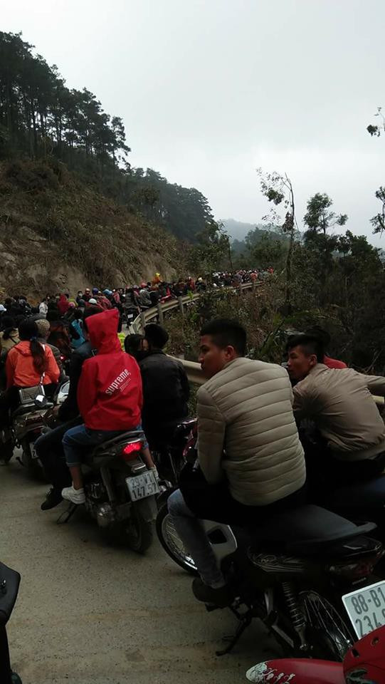 Quá chán nản, nhiều bạn trẻ đã dừng xe để ngắm dòng người ùn tắc trên cung đường lên đỉnh Tam Đảo. Ảnh: Sưu tầm Facebook.