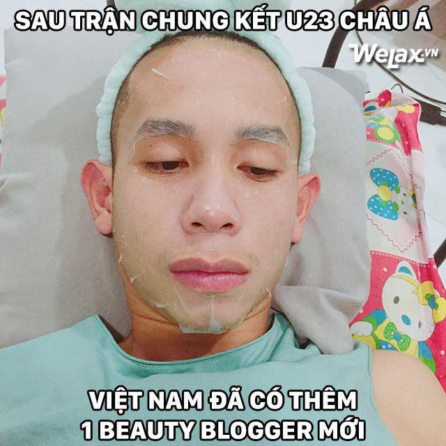 Sau thành công của đội tuyển U23 Việt Nam và đặc biệt là trận bán kết với U23 Qatar, cái tên Nguyễn Phong Hồng Duy khá nổi bật. Anh chàng quê Gia Lai này có nghề chính là cầu thủ bán mỹ phẩm là nghề tay trái nhưng giờ anh còn là một beauty blogger mới nổi trong lòng chị em với nick name Hồng Duy Pinky.
