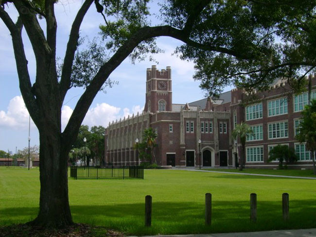 Trường trung học Hillsborough, Tampa bang Florida: Với thiết kế kết hợp kiến trúc Floridian cùng phong cách Gothic Revival, đã mang lại cho ngôi trường một vẻ đẹp hoàn hảo. Trường được thành lập vào năm 1882, nhưng những tòa nhà này được xây dựng vào năm 1928.