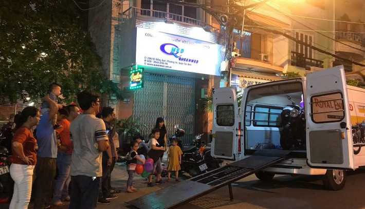 Hiện câu chuyện về đoạn clip ghi lại món quà người vợ dày công chuẩn bị để tặng chồng trong bữa tiệc sinh nhật vẫn đang tiếp tục là chủ đề nhận nhiều sự quan tâm của mạng xã hội Việt ngay trong những ngày đầu tuần.