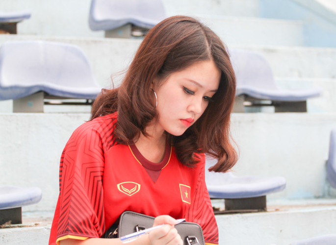 Các CĐV nữ luôn mang đến hương sắc cho các trận đấu, điển hình nhìn vào các giải đấu đỉnh cao thế giới như World Cup khi các bóng hồng trên các khán đài luôn là điểm đến của ống kính phóng viên bên cạnh những tình huống bóng đẹp. Điểm offline cho trận đấu Olympic Việt Nam với Syria cũng không ngoại lệ tại SVĐ Hàng Đẫy (Hà Nội) cũng không ngoại lệ khi nhiều người dồn sự chú ý vào nữ CĐV xinh đẹp xuất hiện rất sớm trên khán đài.