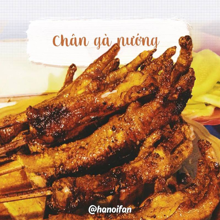 Những chiếc chân gà được tẩm ướp gia vị kỹ càng, rồi nướng trên than hồng, toả mùi thơm phức sẽ khiến cho những ngày gió mùa trôi đi thật ấm áp. Ở đó, người thưởng thức vừa có thể ngắm nhìn đường phố, cảm nhận từng cơn gió lạnh thổi vào và nhấm nháp từng miếng chân gà ngon miệng.