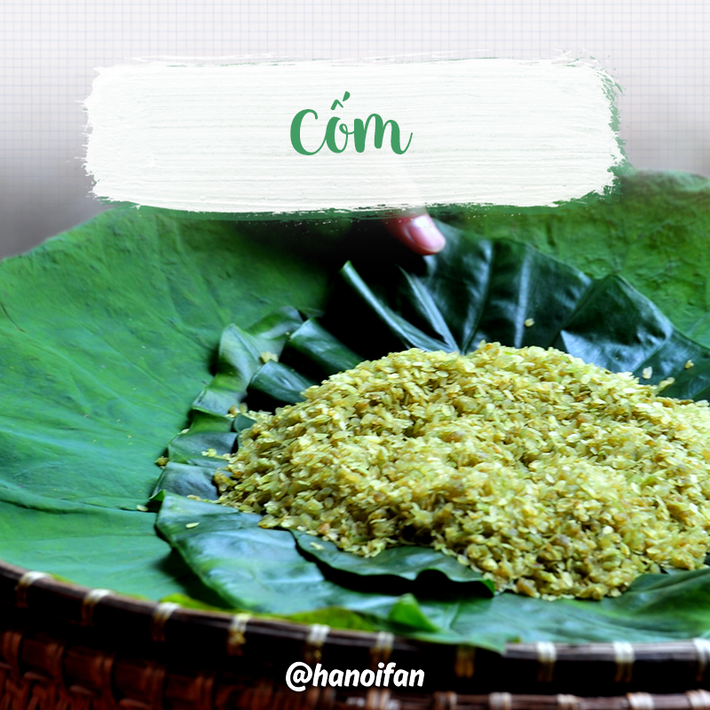 Cốm đã trở thành một đặc trưng không thể thiếu của người Hà Nội mỗi dịp tháng 8 về. Bao năm trôi qua, cốm không chỉ là thứ quà ăn vui miệng, mà còn níu giữ tâm hồn những người con Hà Nội xa quê.