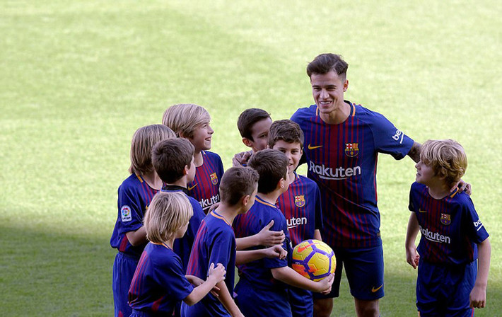 Coutinho đã có mặt ở thành phố Barcelona. Trong ngày hôm nay (8/1), anh sẽ được ra mắt Barca ở sân Nou Camp - một sự kiện hứa hẹn thu hút nhiều CĐV.