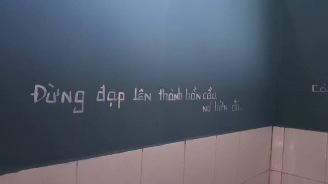 Nhà vệ sinh ở những nơi đông người sử dụng như trong quán cafe thường bị coi là nỗi ám ảnh bởi chúng luôn bốc mùi và bẩn. Chính bởi vậy nhiều người rất ngại khi phải bước chân vào địa điểm này.