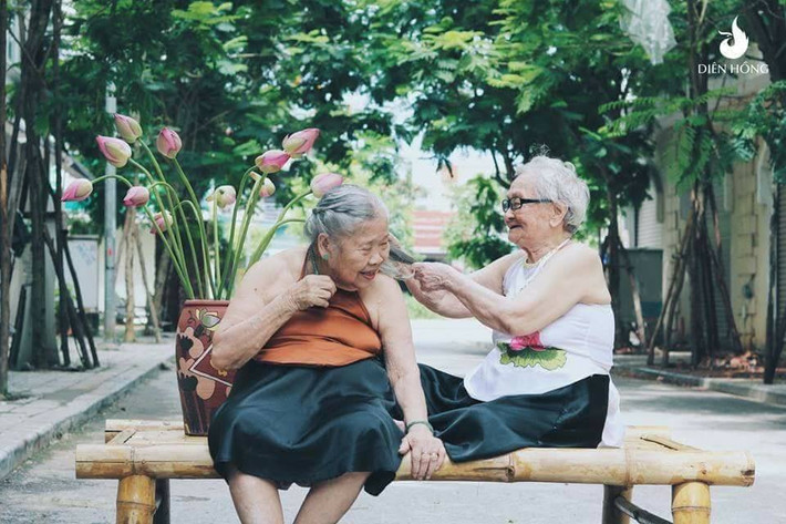 Điều khiến nhiều người thích thú ở bộ ảnh hoa sen mới đó là người mẫu của bộ ảnh là những cụ bà đã ở tuổi "thất thập cổ lai hy" nhưng vẫn mặc áo yếm, tạo dáng trẻ trung trước ống kính.
