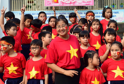 Trước đó tại Sài Gòn, ban giám hiệu trường Tiểu học Nguyễn Văn Trỗi (quận 4, TP HCM) tổ chức buổi nói chuyện với học sinh về lòng tự hào dân tộc. Một ví dụ thời sự được đưa vào buổi sinh hoạt này là thành tích xuất sắc của các cầu thủ U23 Việt Nam tại giải vô địch U23 châu Á.