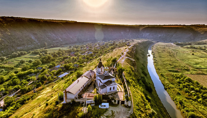 Moldova, nằm giữa Romania và Ukraine, là quốc gia có truyền thống sản xuất rượu vang lâu đời, với hàng nghìn năm lịch sử. Những ngọn đồi thấp, đồng cỏ đầy nắng, sông lớn và khí hậu ôn hòa tạo ra điều kiện lý tưởng để trồng nho. Ảnh: Vipavskadolina.