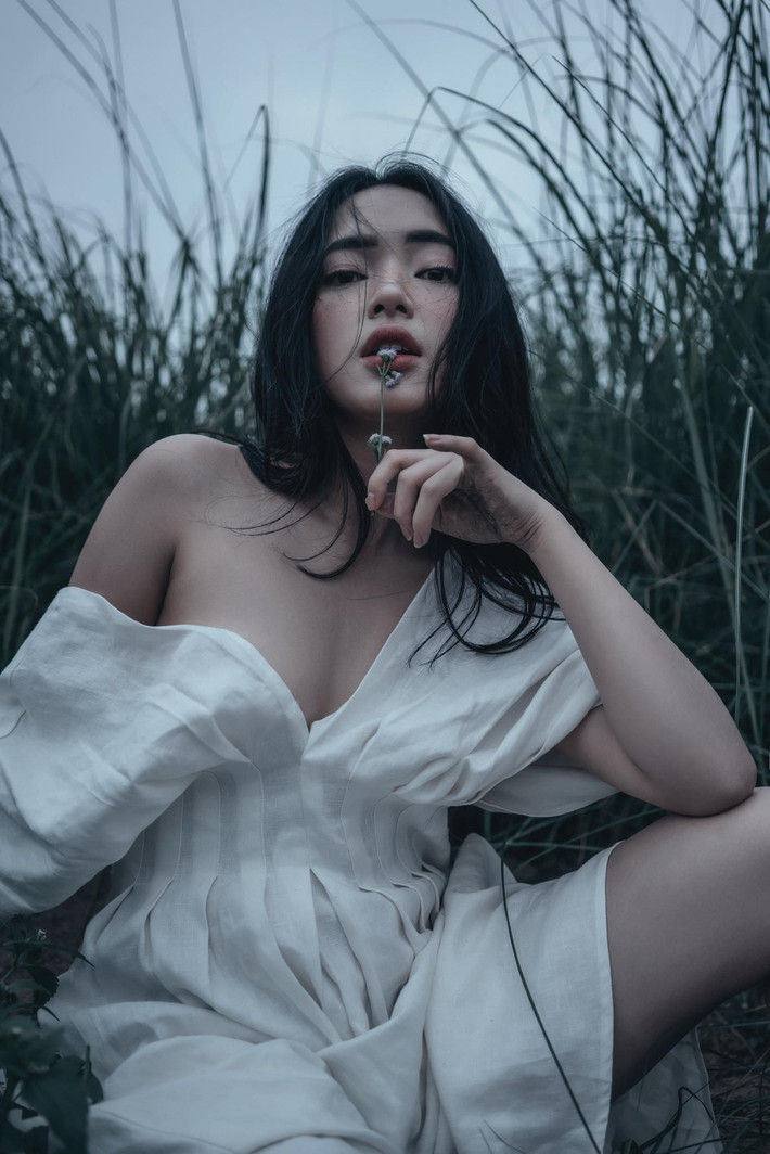 Thật không quá nếu nói rằng Châu Bùi hiện là gương mặt nổi bật nhất trong dàn hot girl thế hệ mới. Cô nàng luôn nhận được điểm cộng nhờ vẻ đẹp sắc sảo, quyến rũ đầy thu hút.