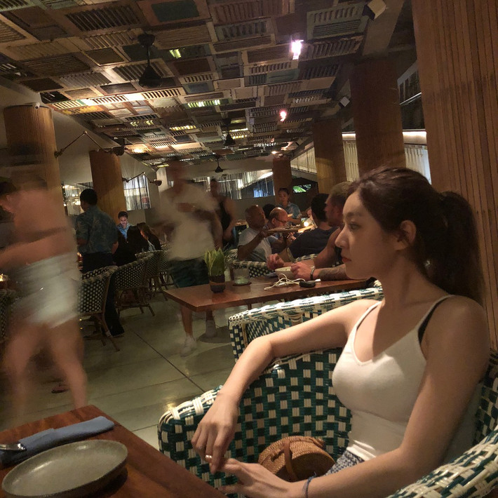 Dù chỉ mới ở tuổi 18 nhưng nhiều người đã nhầm lẫn cô diễn viên nhí có tên Kim Sae Ron đã ngoài đôi mươi bởi ngoại hình lớn sớm hơn tuổi của mình. Đặc biệt khi những bức hình của cô nữ sinh này xuất hiện tại chương trình MAMA 2017 vừa qua.