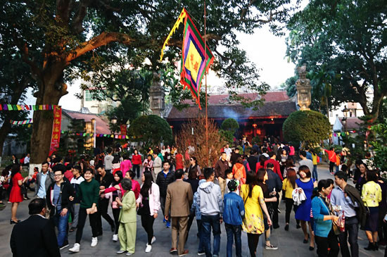 Chia sẻ tại địa điểm đền Quán Thánh - bác Đồng Sĩ Huy (65 tuổi, Hà Nội) cho biết: "Tôi đi rất nhiều đình, chùa tại Hà Nội nhưng năm nào "cửa Quan" cũng là nơi gia đình tôi tới đầu tiên trong hành trình đi lễ đầu năm của mình. Nơi đây linh thiêng và rất uy nghiêm".