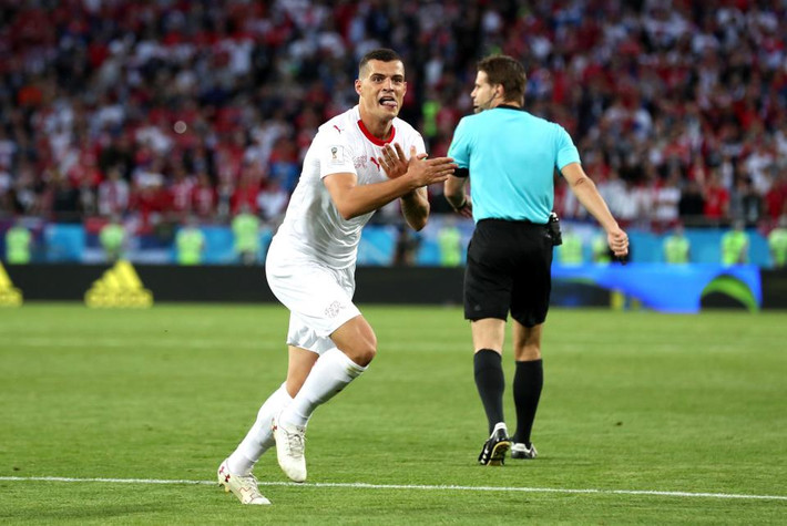 Cha của anh em nhà Xhaka từng tham gia vào cuộc biểu tình chống chính quyền Nam Tư ở Kosovo, để rồi nhận án tù dài hạn.