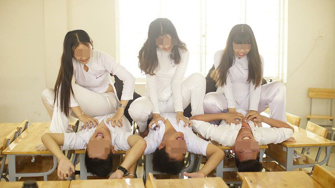 Ngày hôm nay (17/4) trên nhiều trang mạng xã hội có chia sẻ bộ ảnh kỷ yếu phản cảm của một nhóm bạn trẻ, 3 cô gái trong trang phục áo dài còn 3 chàng trai diện quần âu, áo sơ mi trắng.