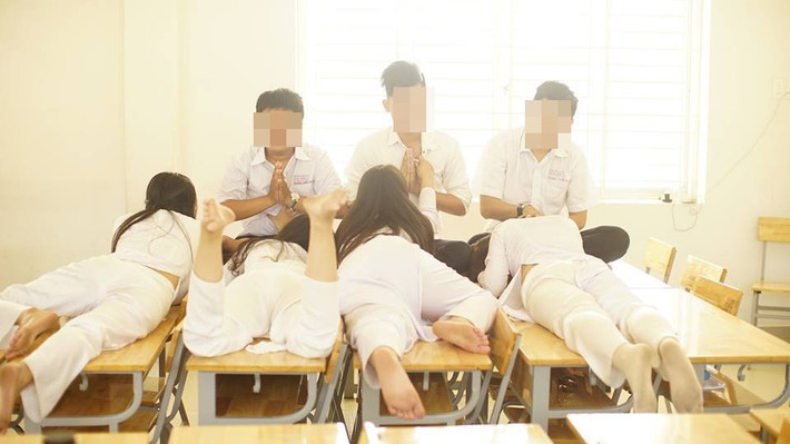 Đa phần đều đưa ra ý kiến bộ ảnh kỷ yếu này không phù hợp với hình ảnh trong sáng của lứa tuổi còn ngồi trên ghế nhà trường.