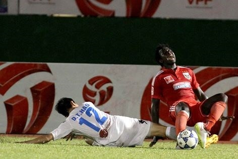 Phút 66 trận chung kết Cúp Quốc gia giữa Hà Nội T&T và Bình Dương, khi tỉ số đang là 3-1 cho nhà tân vô địch V-League, Thanh Hào bên phía Hà Nội T&T đã có pha xoạc bóng ghê rợn với Abass. Cú xoạc bóng từ phía sau của Thanh Hào khiến cẳng chân trái Abass bị gãy và biến dạng, gây sốc cho tất cả các cầu thủ trên sân.
