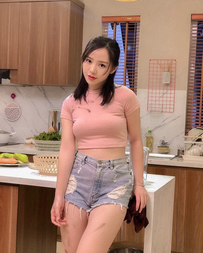 Với lần trở lại này trong phim truyền hình Quỳnh Búp Bê, cô nàng sinh năm 1995 tiếp tục một lần nữa thể hiện được khả năng diễn xuất tiến bộ của mình sau nhiều năm trau dồi, tập luyện.