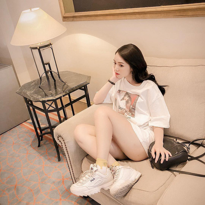 Còn nickname Tuấn Anh bình luận: "Đẹp quá Quỳnh Kool ơi! ngày nào mình cũng vào Instagram của Quỳnh để ngắm ảnh. Đã xinh lại còn nói chuyện hay. Gây mê đến chết người Quỳnh ơi".