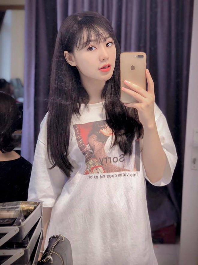 Dù chỉ xuất hiện trong một vài phân đoạn, đất diễn cũng không nhiều như dàn diễn viên chính nhưng bù lại, bằng ngoại hình thu hút cũng như lối diễn xuất tự nhiên mà cô nàng Quỳnh Kool nhanh chóng được chú ý trong phim Quỳnh Búp Bê.