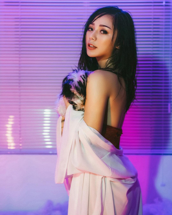 Cô nàng hot girl 9X này, từng lọt vào top 3 tài năng cuộc thi Nữ sinh viên Việt Nam duyên dáng. Bên cạnh đó, Quỳnh là một thành viên trong nhóm Kem xôi TV.