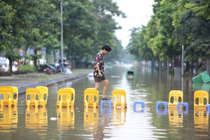 Những ngày vừa qua, do ảnh hưởng của thời tiết Hà Nội đón nhận những cơn mưa trong thời gian dài, khiến những con đường của Thủ đô rơi vào cảnh ngập lụt trên diện rộng. Cùng với đó, trên MXH các dân mạng đã chia sẻ những hình ảnh ghi lại cảnh Hà Nội ngập lụt.
