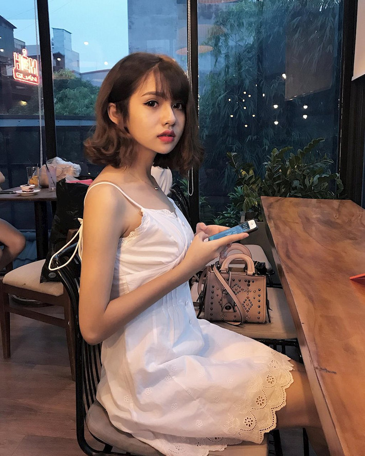 Đang say trong cơn "ảo mộng" thì nhiều anh em nhận được tin "sét đánh" Khánh Huyền là "hoa có chủ". Được biết người yêu của cô nàng là chàng trai cực kì tâm lý, chiều chuộng cô nàng và đôi khi rất trẻ con.