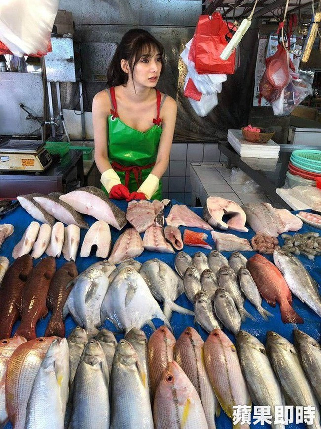 Theo tìm hiểu của các dân mạng Đài Loan thì bức ảnh chụp cô gái bán cá xinh đẹp xuất phát từ khu chợ Chương Hóa. Kèm theo hình ảnh, chủ nahan bức ảnh không quên để lại dòng cảm thán hài hước: "Mẹ ơi, từ giờ, con sẽ chăm đến mua cá hơn".