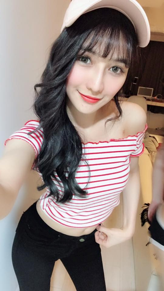 Sau khi được đăng tải không lâu, hình ảnh "nữ thần bán cá" Đài Loan đã nhanh chóng được lan truyền với tốc độ chóng mặt. Kèm theo đó là những bình luận tấm tắc về nhan sắc của cô gái.