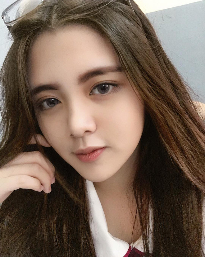 Theo tìm hiểu của dân mạng, nữ sinh nổi tiếng trên có tên Nguyễn Ngọc Hoàng Anh (sinh năm 2002) đến từ TP HCM. Cô bạn sở hữu chiều cao 1m59.