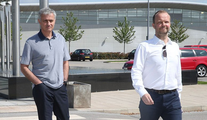 Mourinho gia hạn hợp đồng đến 2020, ông chủ nhà Glazer cũng bật đèn xanh chi 200 triệu bảng cho HLV người Bồ tăng cường lực lượng.