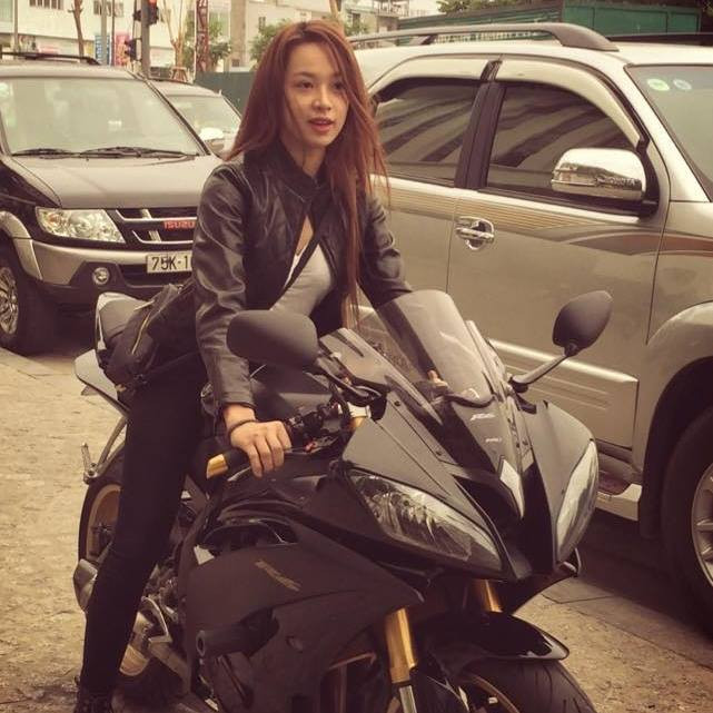 Hoài Thương không đóng khung mình trong phong cách ngầu khi điều khiển "quái thú" phân khối lớn, nữ biker xứ Huế này đôi lúc cũng bánh bèo khi diện mốt giấu quần đầy quyến rũ.