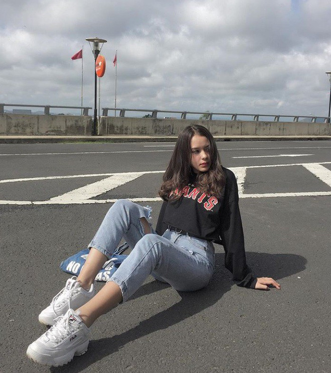 Dẫu vậy, hot girl Na Tây vẫn có những nét đẹp đậm chất Á Đông đúng "chuẩn" đẹp của con gái Việt như gương mặt nhỏ nhắn, mái tóc đen và vóc dáng thanh mảnh.