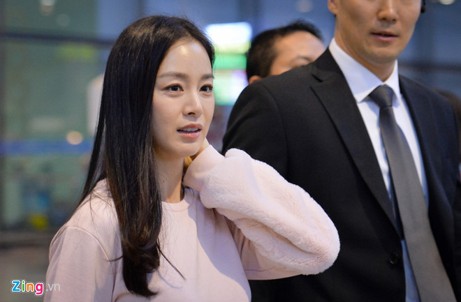 Kim Tae Hee (sinh năm 1980) là gương mặt quen thuộc với cả khán giả Hàn Quốc lẫn Việt Nam. Cô tham gia nhiều bộ phim nổi tiếng, trong đó Chuyện tình Harvard lên sóng năm 2004 đưa cô trở thành ngôi sao hạng A.