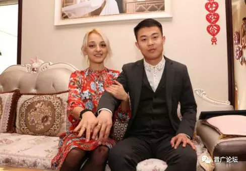 Theo Shanghaiist, tháng 1/2016, khi đang làm phiên dịch tại Bắc Kinh, cô gái người Ukraine - Inesa - quen biết anh He Pingwei (đến từ Sơn Tây, Trung Quốc). Hai người nhanh chóng nảy sinh tình cảm và tiến tới hẹn hò.
