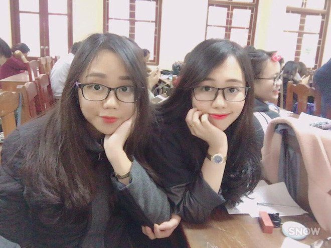Từ khuôn mặt, mái tóc cho đến mắt kính đã khiến hai cô bạn thân khi ngồi trên ghế đại học bị nhầm tưởng là cặp song sinh.