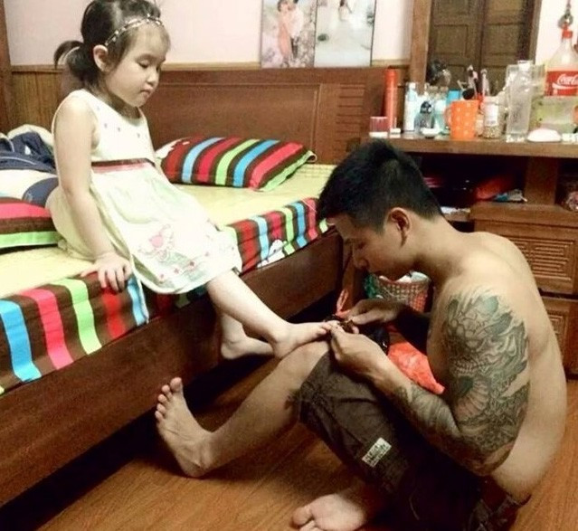 Bố chăm con ngày 8/3 để mẹ đi bung lụa với bạn bè thì còn gì tuyệt vời bằng. Ảnh sử dụng trong bài: Sưu tầm Facebook.