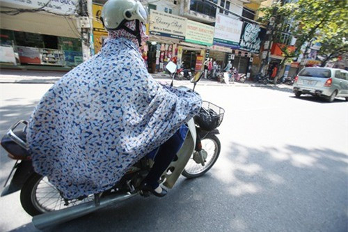 Mặc áo mưa để chống nắng cũng là một hình thức được nhiều người lựa chọn và nhiều người còn tếu táo trêu nhau rằng: "trời không mưa mà vẫn mặc áo mưa là đây".